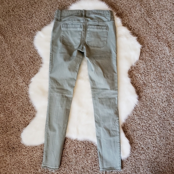 ⭐HP!⭐ Ripped Knee Hollister Jeans - Picture 7 of 8